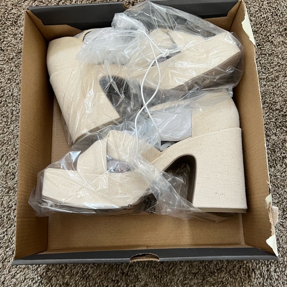 NEW a.n.a Womens Holland Heeled Sandals
Natural - Picture 5 of 13